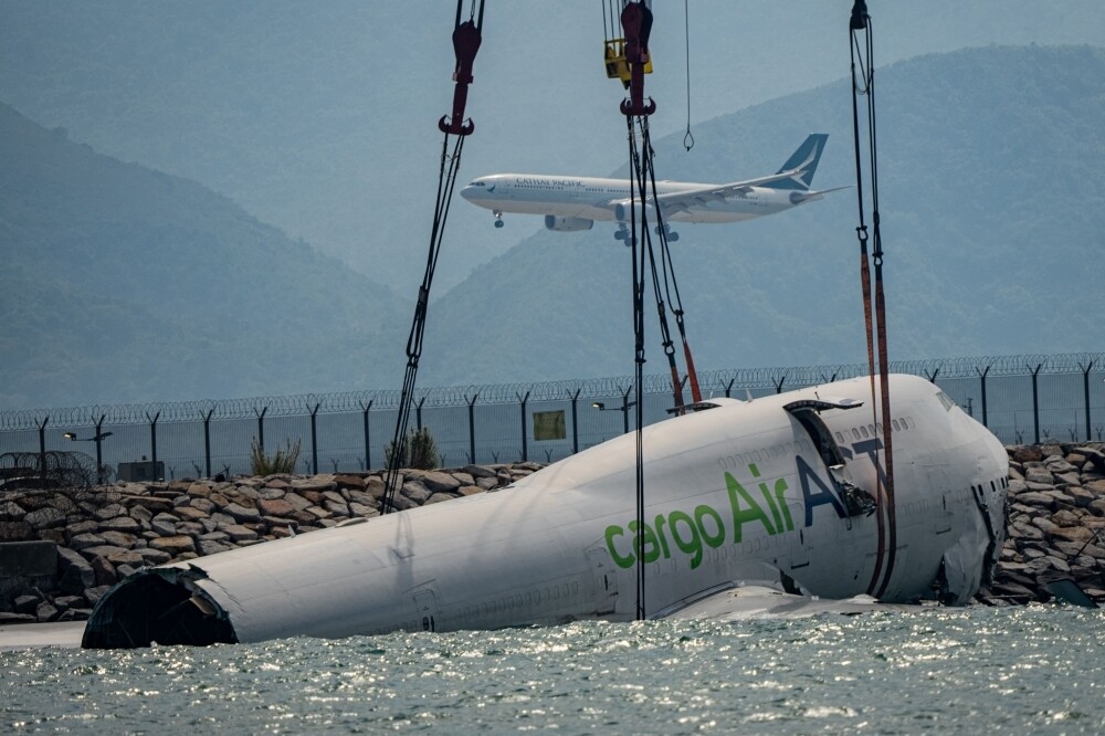 Основные обломки грузового самолета извлечены из моря в Гонконге